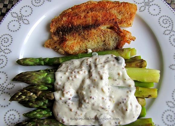 Chrupiąca tilapia ze szparagami w sosie śmietanowo-czosnkowym z kaparami