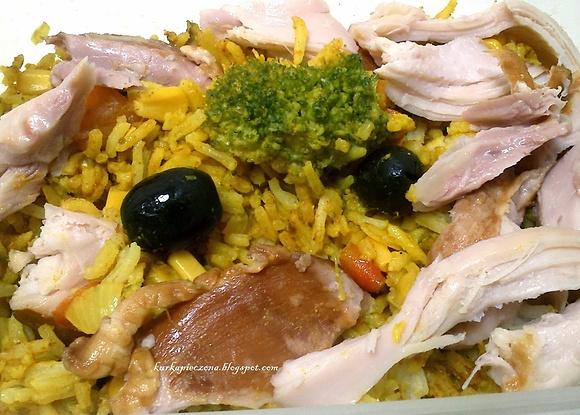 Ryż z curry i warzywami z wędzonym kurczakiem do lunchboxa