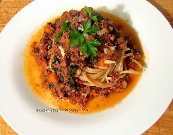 Spaghetti z wołowiną, szpinakiem i sosem pomidorowym