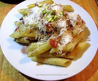 Makaron penne z szynką szwarcwaldzką, czosnkiem, ziołami, papryczką peperoncini i parmezanem