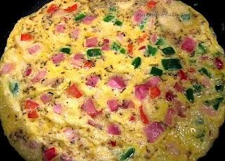 Szybki omlet z papryką i wędliną