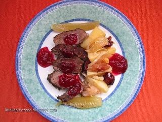 Pierś z gęsi pieczona z owocami i ziemniakami