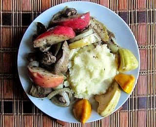 Wątróbka drobiowa z jabłkiem i cebulą