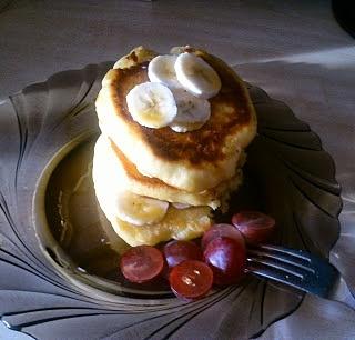 Pancakes z owocami miodem i syropem klonowym