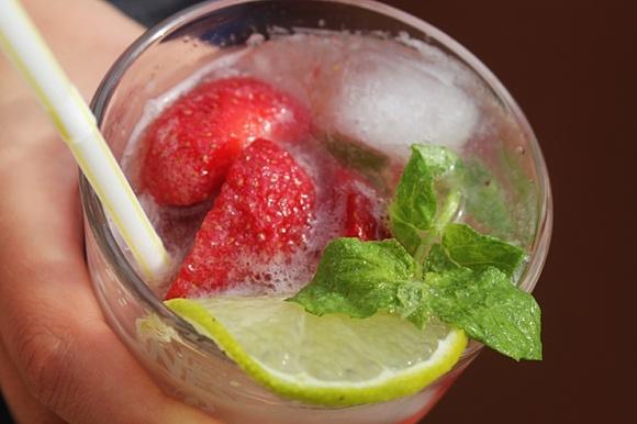Strawberry Mohito - orzeźwiający letni drink z truskawkami i miętą