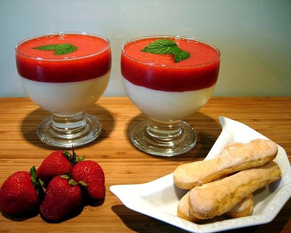 Lekki deser z mascarpone i musem truskawkowym