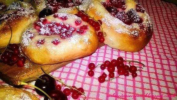 Drożdżówki z budyniem i owocami sezonowymi