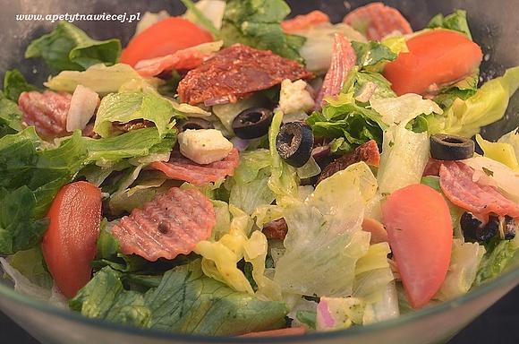 Sałatka z suszonym pomidorem, salami, oliwką i pleśniowym serem