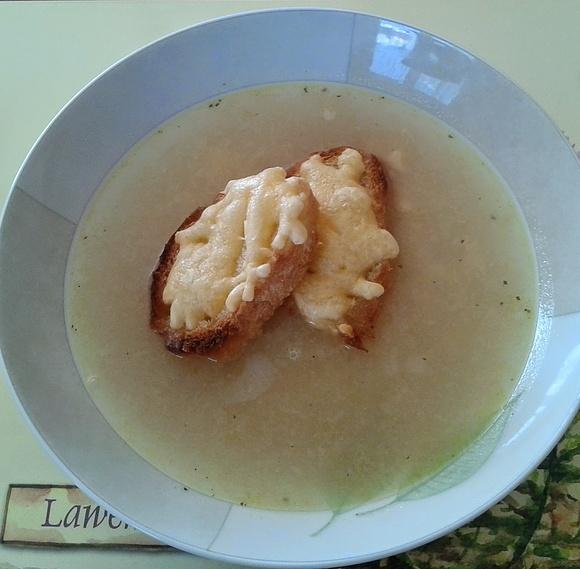 Zupa cebulowa z grzankami
