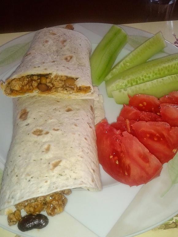 Burrito z kurczakiem, fasolą i kukurydzą