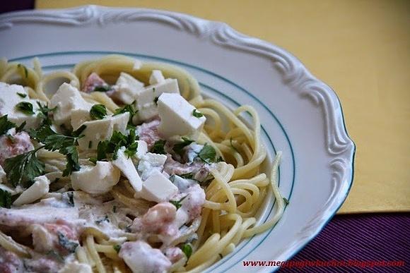 Spaghetti z łososiem i fetą