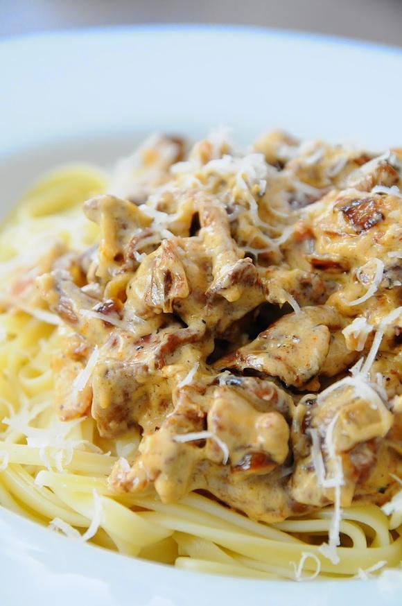Makaron z kurkami boczkiem i sosem śmietanowym