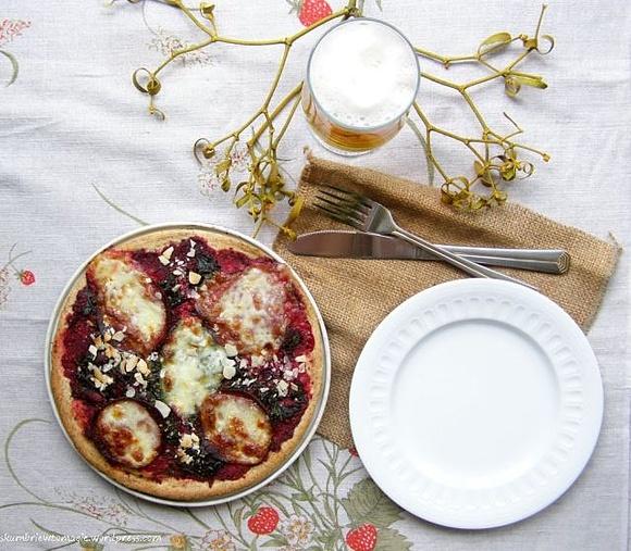 Razowa pizza z sosem buraczano-migdałowym, botwiną i salami
