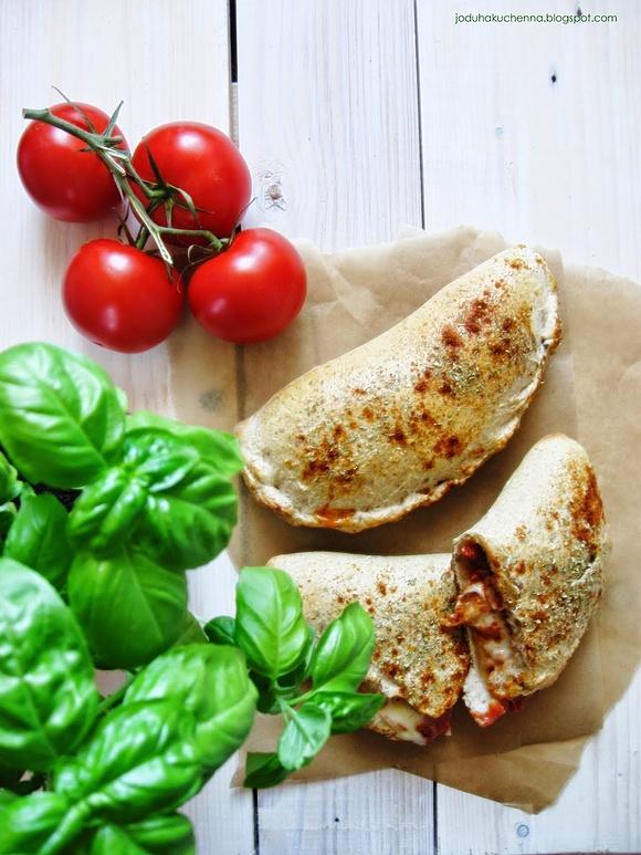 Calzone z szynką i mozzarellą
