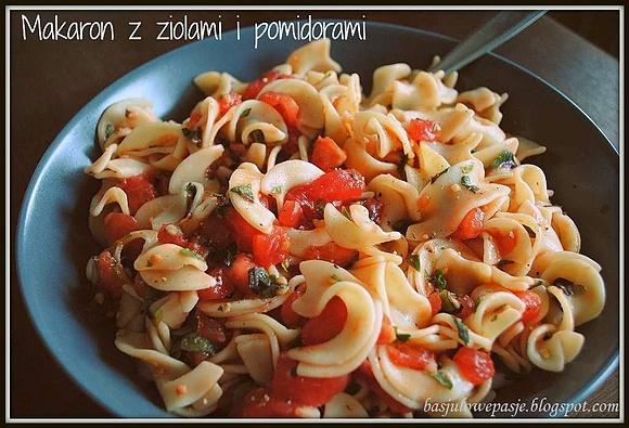 Makaron ze świeżymi ziołami i pomidorami
