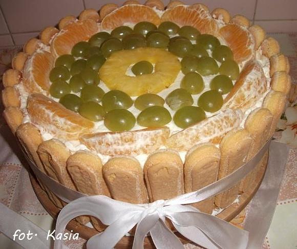 Lekki tort z bitą śmietaną i owocami