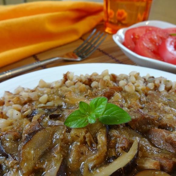 Gulasz grzybowy z kaszą gryczaną bez glutenu i mleka