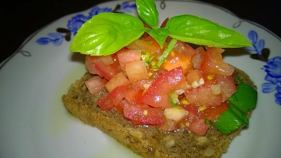 Bruschetta z pomidorami i bazylią
