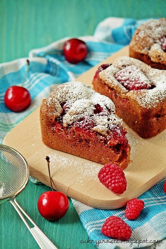 Proste ciasto z malinami, czereśniami i Nesquickiem