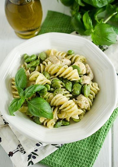 Makaron z kurczakiem, bobem i pesto