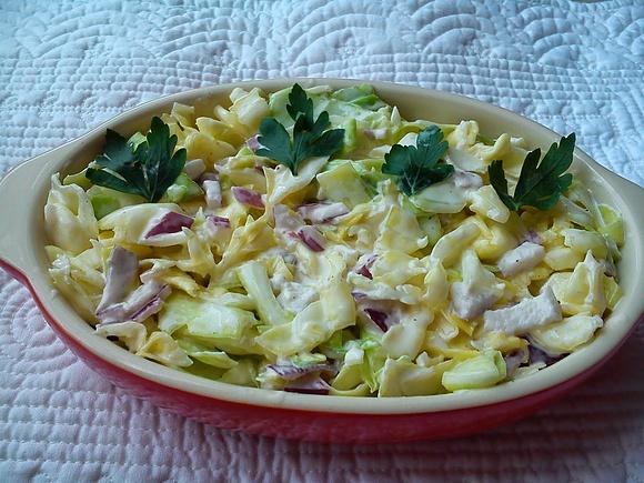 Surówka ze świeżej kapusty z czerwoną cebulą