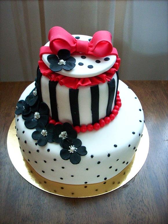 Black, Red, White tort na osiemnastkę