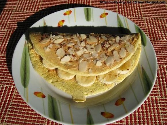 Omlet z bananem i masłem orzechowym