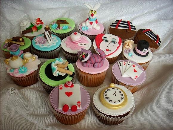 Cupcakes na wesele w klimacie Alicji w Krainie Czarów