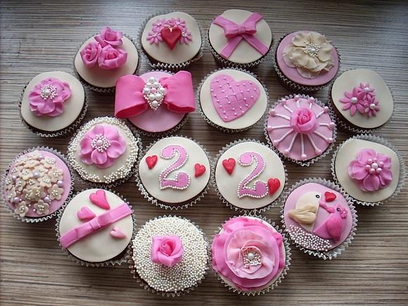 Kremowe różowe cupcakes urodzinowe