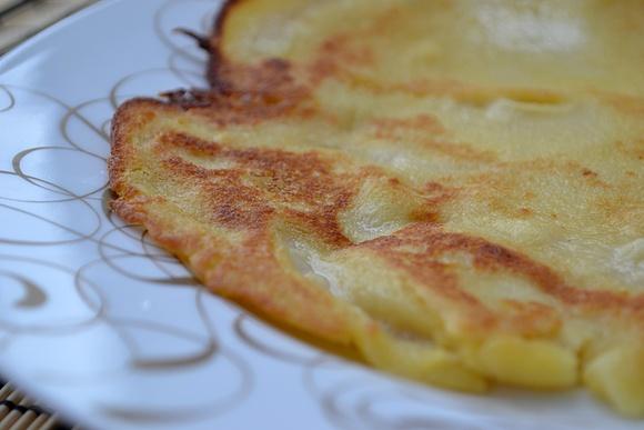 Naleśniki bez glutenu, mleka i jajek z kremem karobowym