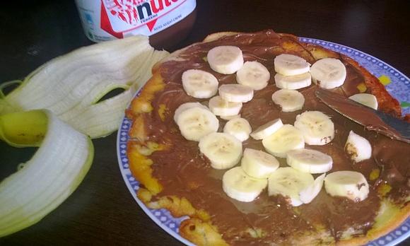 Omlet biszkoptowy z nutellą i bananem