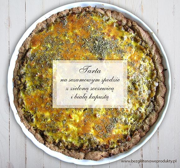 Tarta na sezamowym spodzie z zieloną soczewicą i białą kapustą