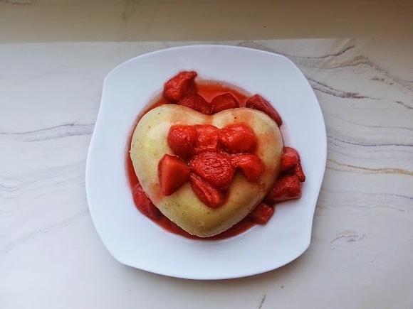Pudding z kaszy kukurydzianej z ricottą i malinami