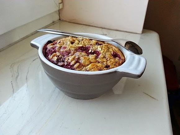 Pieczona owsianka z malinami