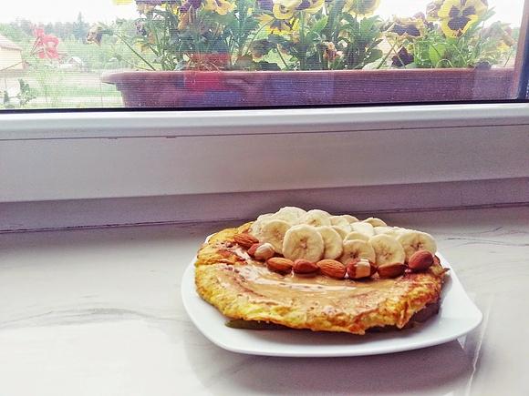 Owsiano-bananowy omlet z orzechami i masłem orzechowym