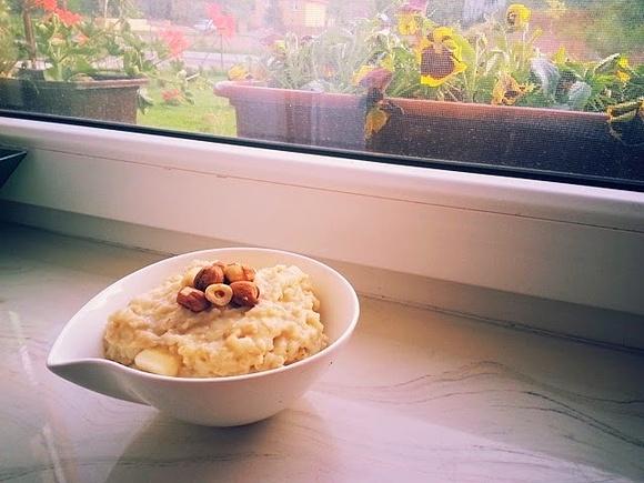 Owsianka budyniowa o smaku brzoskwini na mleku sojowym z jabłkiem i bananem