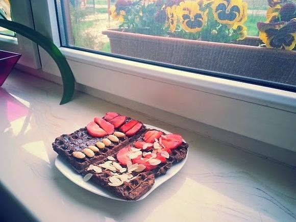 Wegańskie kakaowe gofry z dżemem truskawkowym i migdałami