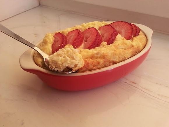 Pieczona owsianka serowa z truskawkami