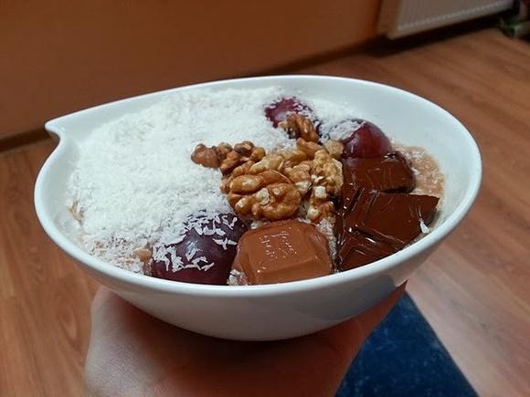 Owsianka czekoladowa z kokosem i orzechami