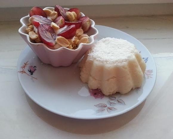 Kokosowy pudding mannowy z orzechami i płatkami crunchy