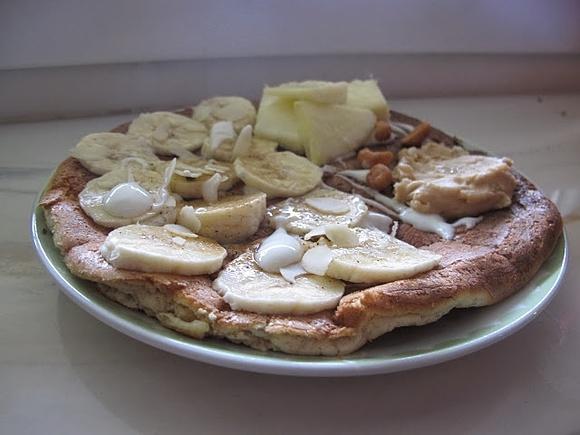 Białkowy omlet z ananasem i masłem orzechowym