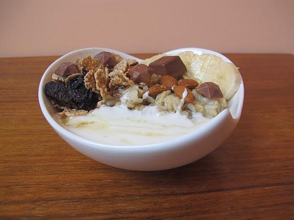 Owsianka budyniowa z bananami, czekoladą i miodem