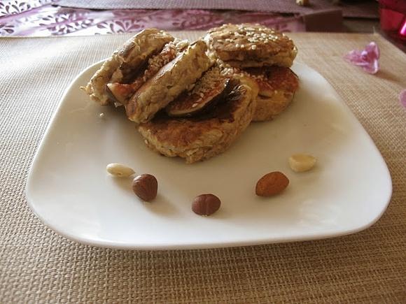 Owsiano-bananowe placuszki z nektarynką, orzechami i sezamem