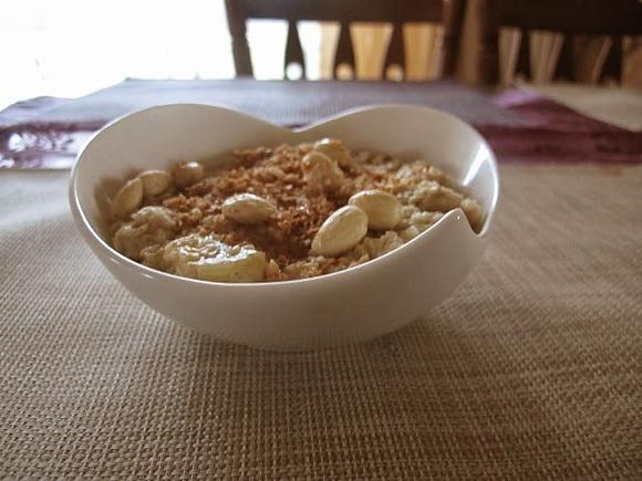 Sezamowa owsianka na mleku z bananem kokosowymi wiórkami i migdałami