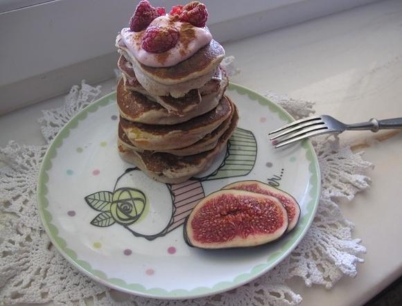 Ricotta hotcakes z figą i malinami