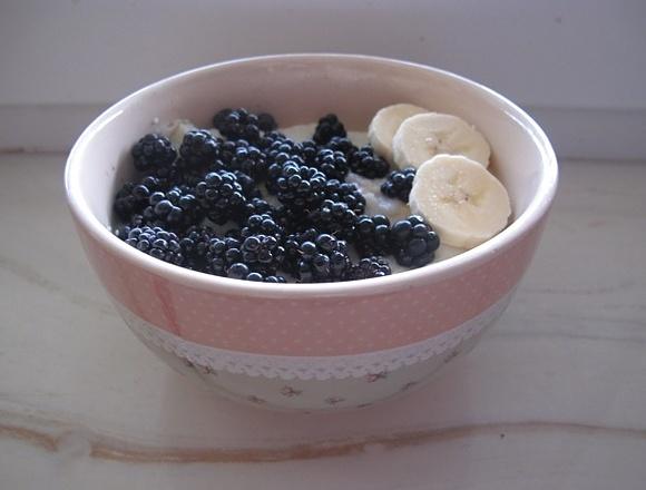 Manna bananowa z jeżynami i bananem