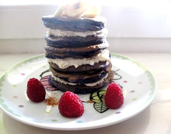 Oreo pancakes z bananami i musem serowo-kokosowym