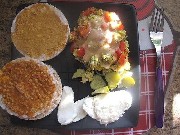 Wafle ryżowe z jajecznicą i mozzarellą