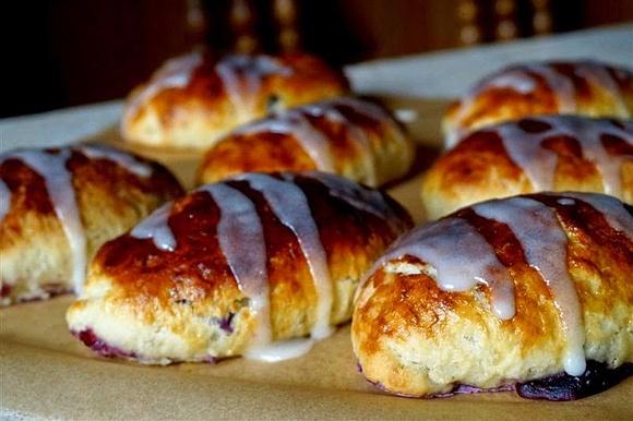 Jagodzianki drożdżowe z jagodami