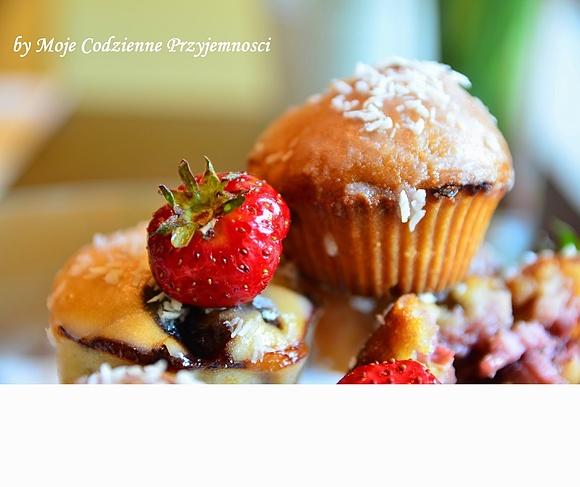 Muffinki z truskawkami i rabarbarem